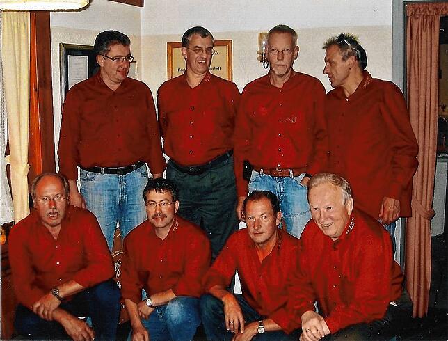 Die Mitglieder des Kegelclubs „Die flotten Sechs“ zeigt dieses Foto zum 30-jährigen Bestehen im Jahr 2008: vordere Reihe ...
