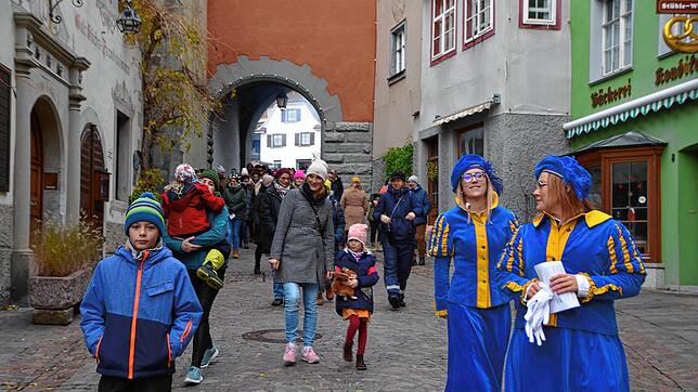 Mit dem Zug durch das Obertor, angeführt von den den Burgfräulein Maren Weißhaar und Eva- Maria Goretzki (von links), ähnelte die ...