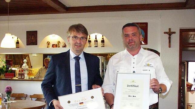 Zwei "Löwen" des Dehoga-Hotel- und Gaststättenverbandes Baden-Württemberg erhielt der Gastronom Joachim Rünzi (rechts) für seine ...