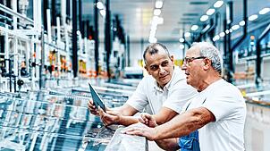 Mitarbeiter von Schweizer Electronic im Werk in Schramberg.