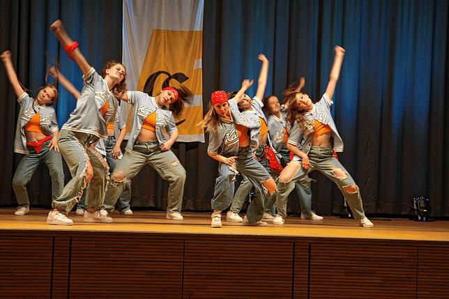 Mit einer beeindruckenden Tanzvorführung begeisterte die Gruppe des Tanzstudios &bdquo;Colors of dance&ldquo; bei der Sportlerehrung in ...
