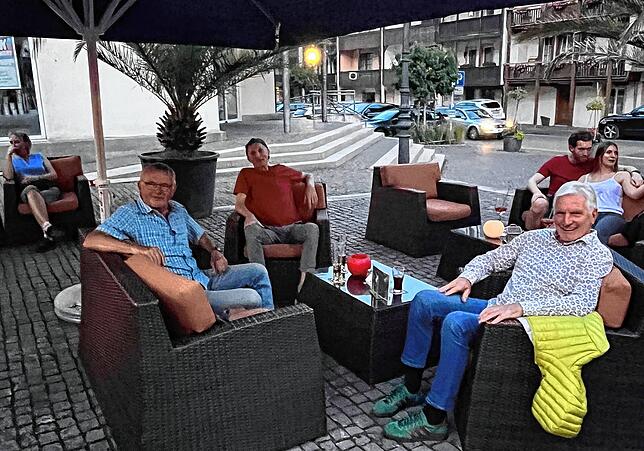 Blues-Fans lauschen begeistert der Andy-Egert-Band unter Palmen im Wallgraben.