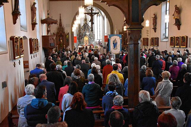 Den Böllerschüssen am Morgen folgten der feierliche Gottesdienst und die Prozession. Danach wurde an vielen Stellen im Dorf gefeiert ...