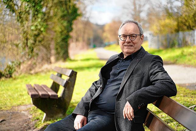 Peter Schanz am Rhein. Er möchte das Gewässer für die Energiegewinnung nutzen.