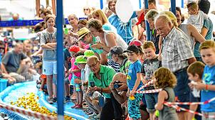 Ein Spaß für Groß und Klein: Das Entenrennen der Feuerwehr Radolfzell am 20. September wird voraussichtlich wieder viele Besucher ...