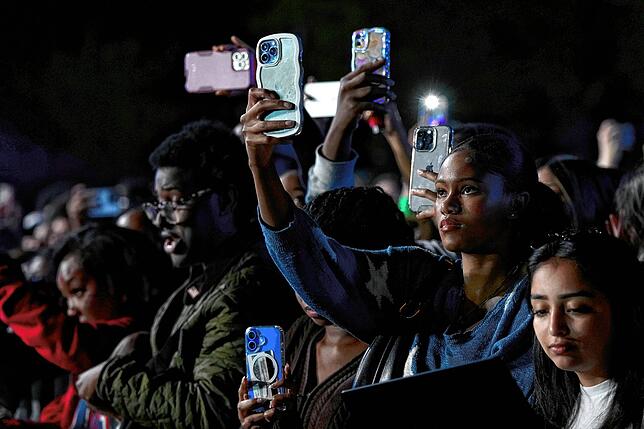Unterstützer nehmen auf dem Campus der Howard University in Washington an einer Veranstaltung in der Wahlnacht für die demokratische ...