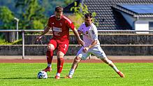 Doppeltorschütze: Leon Riede (links auf dem Archivfoto, gegen Sandro D‘Accurso vom SV 08 Laufenburg) traf beim 6:2-Derbysieg des FC Bad ...