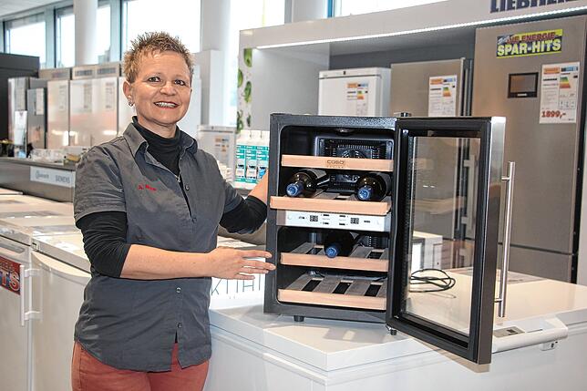 Verkaufsberaterin Anita Mohs von der Bommer GmbH vor dem „Wine Duett 12“: Der Weintemperierschrank ist der zwölfte Preis des ...