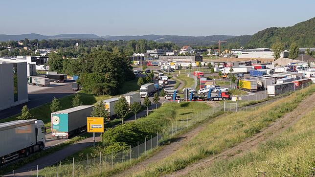 Der Stau an wartenden Lastwagen reicht vom Zollhof bis ins Kaitle und manchmal sogar bis auf die L 161 zwischen Kaitle und Gurtweil.