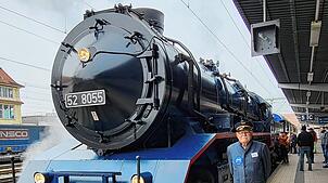 Werner Wocher neben der Museumsbahn. Er begrüßt die Fahrgäste zur letzten Fahrt in dieser Saison.
