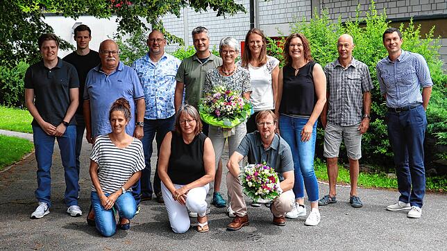 Der Vorstand des TSV posiert gemeinsam mit für ihr langjähriges Engagement ausgezeichneten Ehrenamtlichen. Hintere Reihe von links: ...