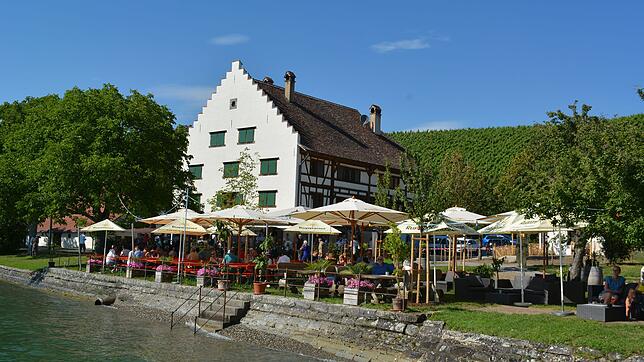 Die frisch sanierte und nun auch offiziell wiedereröffnete Haltnau bei Meersburg vom Landesteg aus gesehen, der ebenfalls restauriert wurde.