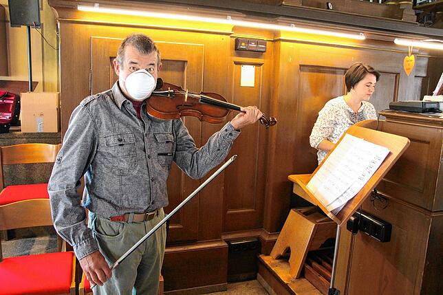 Martin Junginger spielte &bdquo;Highland Cathedral&ldquo; auf der Violine und den Orgel-Computer bediente Manuela Koblbauer.