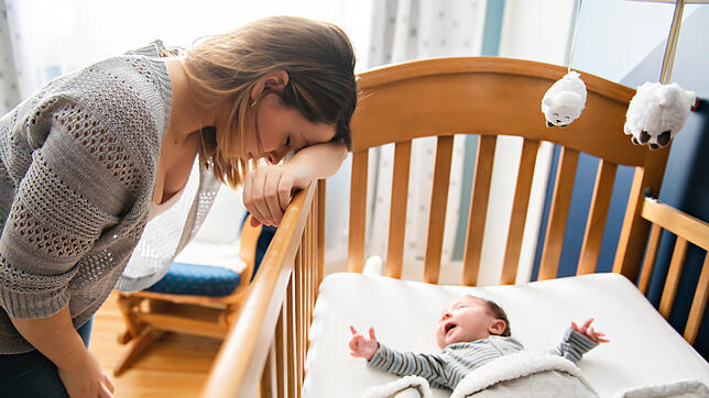Die meisten Babys werden nachts häufig wach. Doch ab welchem Monat können sie endlich durchschlafen udn was hilft dabei?