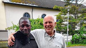 Paul Kizza im Austausch mit Roland Ketterer. Beide sind Unternehmer im Sanitärbau und beide sind stark ehrenamtlich in der Förderung von ...