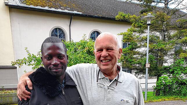 Paul Kizza im Austausch mit Roland Ketterer. Beide sind Unternehmer im Sanitärbau und beide sind stark ehrenamtlich in der Förderung von ...
