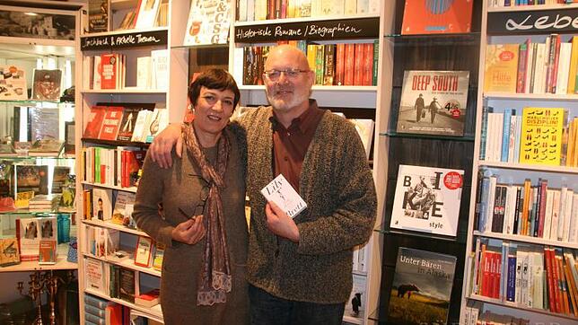 Sabine und Frank Eisele schätzen sich glücklich: die indivduell getriffene Auswahl an Literatur in ihrer Buchhandlung "Schwaaz Vere" ...