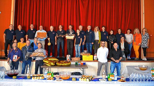 Gruppenbild mit Freunden: Die  21 Mitglieder der Laufenburger Feuerwehrabteilung auf der Bühne mit Vertretern aus Le Croisic.  Bild: ...