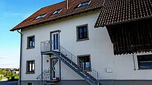 Dieses Haus wurde umgebaut: Eine Außentreppe bietet den Zugang zu einer zweiten Wohnung im Obergeschoss.  Foto: Christa Gnann