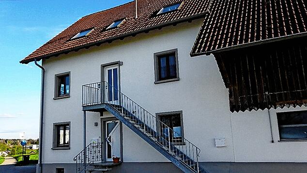 Dieses Haus wurde umgebaut: Eine Außentreppe bietet den Zugang zu einer zweiten Wohnung im Obergeschoss.  Foto: Christa Gnann