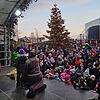Der Nikolaus besucht die Bodensee-Weihnacht in Friedrichshafen. Läuft noch Musik dazu, wird es teuer.