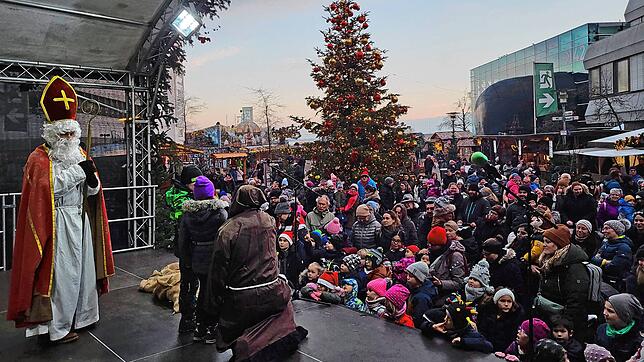 Der Nikolaus besucht die Bodensee-Weihnacht in Friedrichshafen. Läuft noch Musik dazu, wird es teuer.