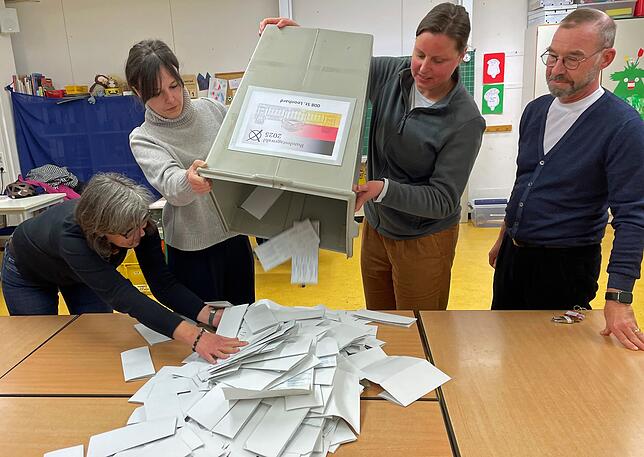 602 Stimmzettel wurden im Überlinger Wahlbezirk 008 St. Leonhard in der Burgbergschule abgegeben. Keiner darf verloren gehen. Darauf ...