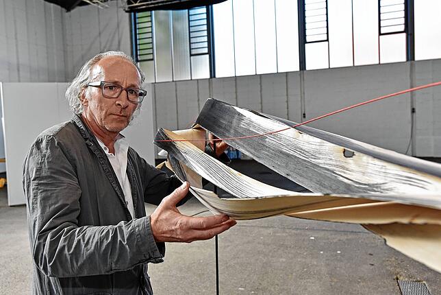 „Balance“ nennt KüGi-Ausstellungsleiter Martin Schwer sein schwebendes Werk, bei dem er die Leichtigkeit und Ausgewogenheit seines ...