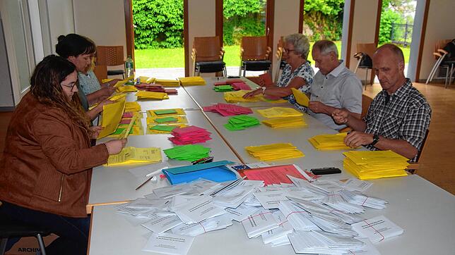Unmittelbar nach Schließung der Wahllokale begann im Bad Säckinger Rathaus am 9. Juni um 18 Uhr die Auszählung der Briefwahlstimmen.