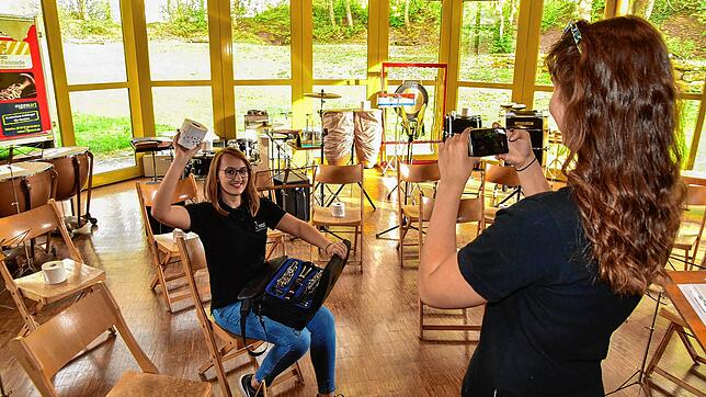 Klopapier in der Hauptrolle. Lisa Reuter steuert einen Beitrag zur Klopapierchallenge der Stadtmusik St. Georgen bei. Ihre ...