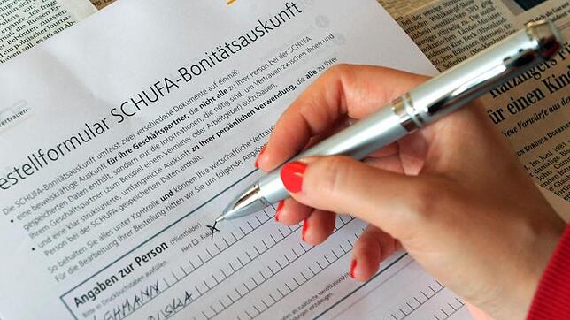 Wer seine Bonität unter Beweis stellen muss, der braucht dafür in vielen Fällen eine Schufa-Auskunft. Diese gibt es auch kostenlos.