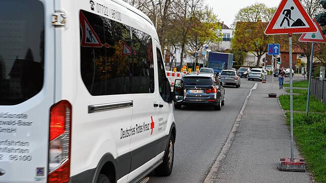 In der Oswald-Meder-Straße in Rietheim ist auch noch eine Baustelle, trotz Umleitungsstrecke läuft der Verkehr am Montagmorgen, 8. ...