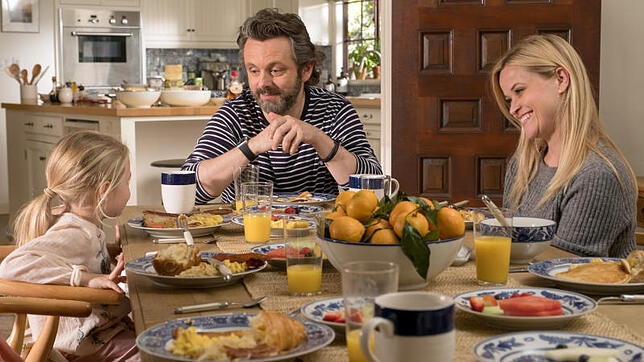 Reese Witherspoon als Alice Kinney (rechts), Michael Sheen als ihr Ex-Mann Austen und Eden Grace Redfield als Töchterchen Rosie in einer ...