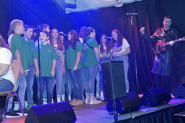 Eine besondere Performance liefert der Begleitchor der Jugendkapelle beim Auftritt von Pink-Floyd-Gitarrist Markus Huber ab. Bild: ...