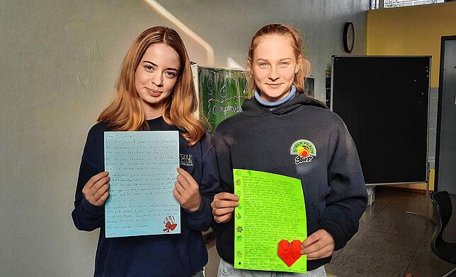 Lena Brey und Anna Schröter hoffen, den Senioren mit den Briefen ein Lächeln ins Gesicht zu zaubern.