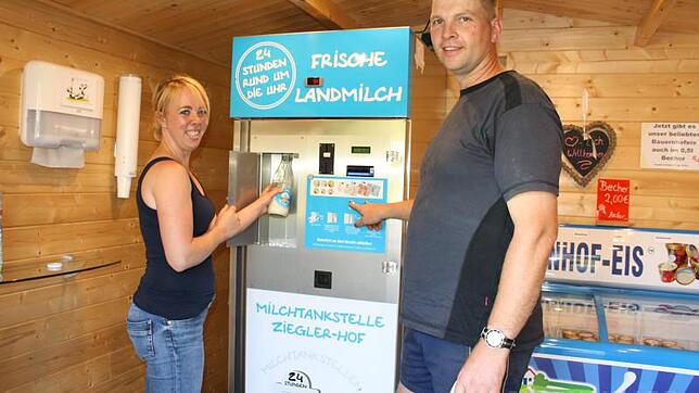 Markus und Theresia Ziegler an der Milchzapfsäule: Aus ihr kommt unbehandelte, gekühlte Rohmilch, die im Kühlschrank zu Hause drei bis ...