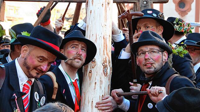 Endlich wieder! Am ersten Faissen stellen Wälder in Bad Säckingen den Narrenbaum – zuletzt war das 2020 möglich.