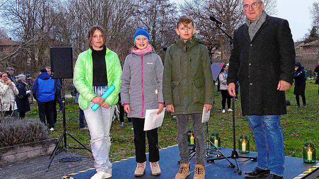 Der große Wunsch nach Frieden: Die Menschen in Rielasingen-Worblingen versammeln sich erneut zur Mahnwache. Hannah Bürkle, Hannes von ...