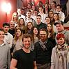 Luke Mockridge (Zweiter von links) inmitten seiner Fans während der Autogrammstunde. Bild: Marion Rank