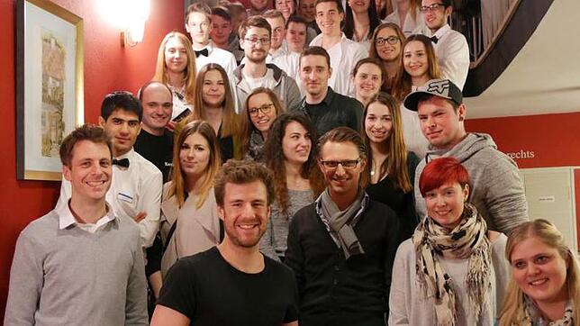 Luke Mockridge (Zweiter von links) inmitten seiner Fans während der Autogrammstunde. Bild: Marion Rank