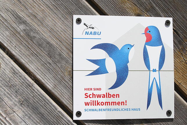 Wer Schwalben an seinem Haus brüten lässt, kann diese Plakette des Nabu beantragen.