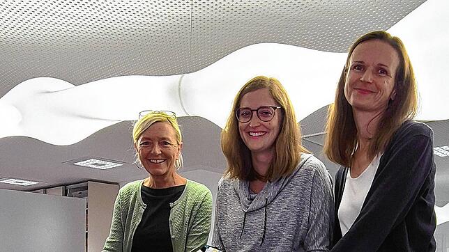 Silvia Probst, Stefanie Stelter und Anna Bich (von links) tragen die Waldshut-Tiengen Socken, welche in diesem Jahr in der ...