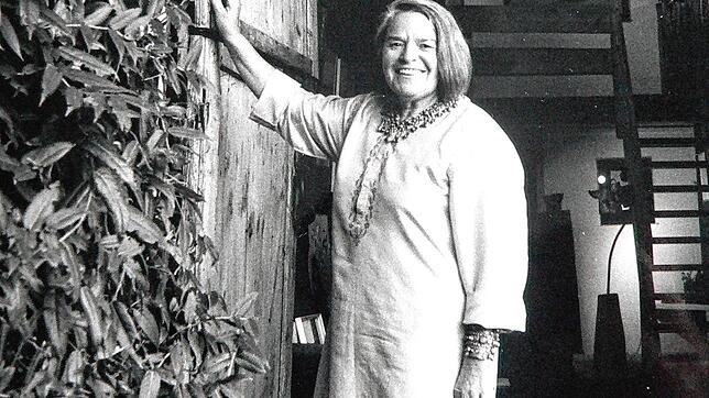 Die Künstlerin Katharina Gröber-Dupont vor ihrer Galerie &bdquo;Schinkenhof&ldquo; in Amrigschwand.