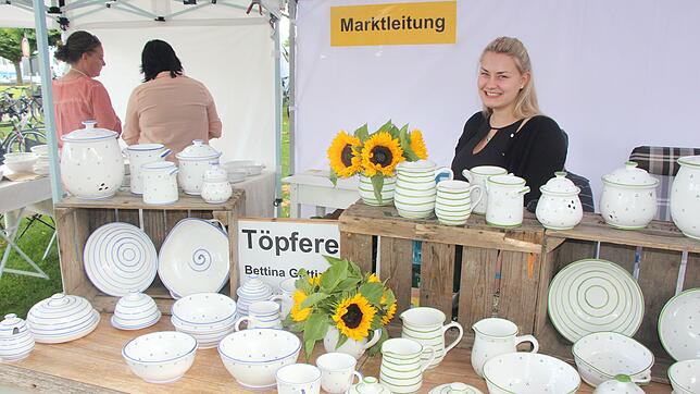 Der Kunst- und Genießermarkt – hier die Töpferei Güttinger aus dem Allgäu – findet vom 17. bis 19. August rund ums Hafengelände ...