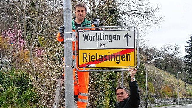 Bürgermeister Ralf Baumert kämpfte schon immer für die Doppelgemeinde: Hier ließ er (im Bild unten) 2008 ein Ortsschild zwischen ...