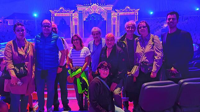 Die Gewinnerinnen und Gewinner des SÜDKURIER-Gewinnspiels bekommen von Ferdinando Klemenz (rechts) eine Führung durch den Circus Krone.