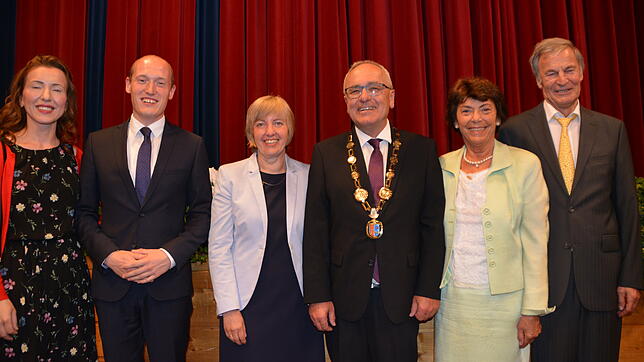 Bürgermeister Walter Klumpp mit Ehefrau Beate (Mitte) mit seinem Vorgänger Gerhard Hagmann und dessen Ehefrau Hannelore (rechts) sowie ...