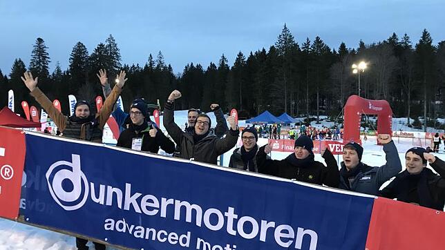 Auszubildende und Studenten von Dunkermotoren jubeln beim Para-Weltcup in Oberried den Sportlern mit Behinderung zu. Sie gehören zu den ...