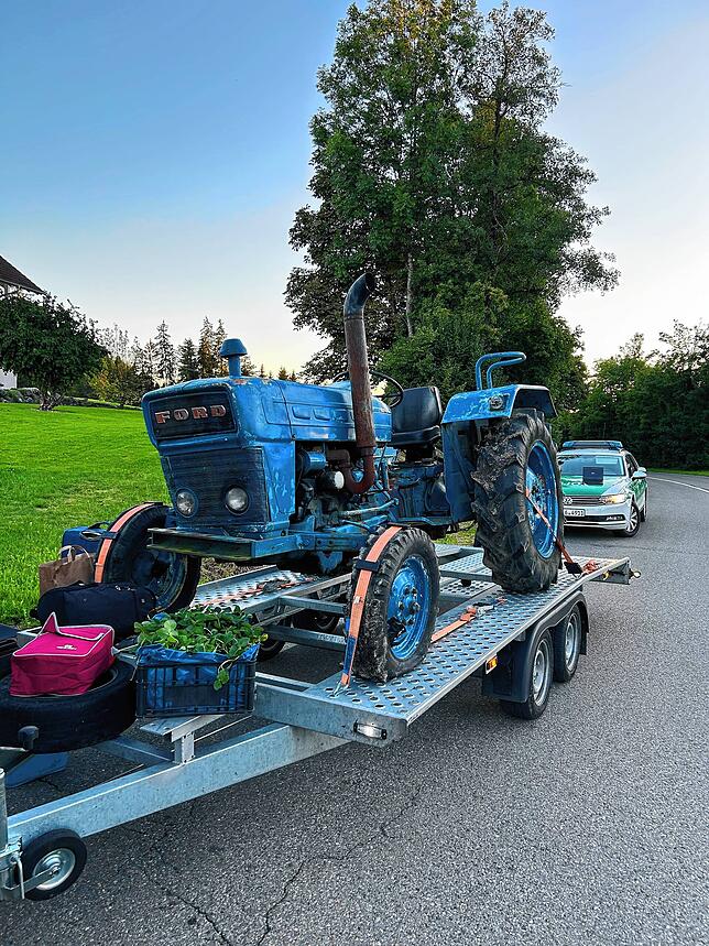 Dieser Traktor aus den 1960er-Jahren fiel den Zoll-Mitarbeitern ins Auge.