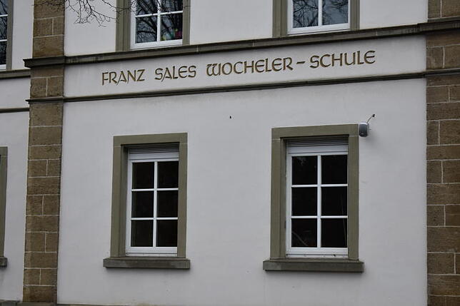 Die Schule, die nach dem Wohltäter benannt ist.